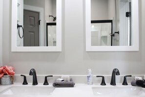 Haartrockner, Handtücher, Seife, Toilettenpapier