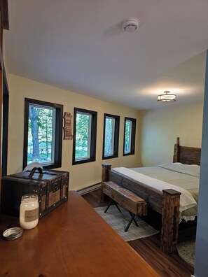 2 bedrooms, WiFi, bed sheets, wheelchair access - Waterfront home on Chippewa River
Newly constructed. Sleeps 4, accom. up to 6 (Loretta)