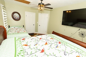 WiFi - farmhouse/hot tub by Camp Perry (Port Clinton)