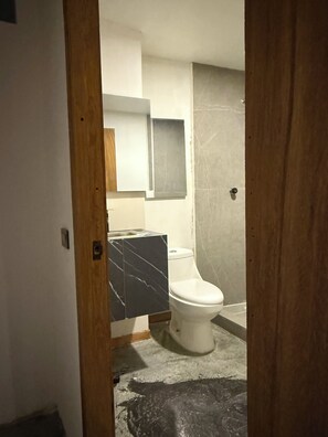 Dusj, håndklær og toalettpapir