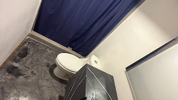 Douche, serviettes fournies, papier toilette