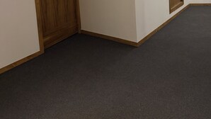 A hallway with a wooden door, a small square light switch, and a carpeted floor. - Hostetia 7 in the heart of the historic center of Zacatecas (Zacatecas)