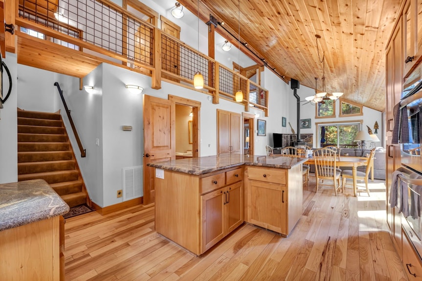 Beautiful 3 Bed/2.5 Bath; Deck With A Hot Tub - Truckee, CA