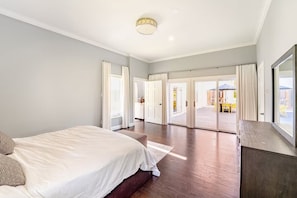 7 bedrooms, desk, iron/ironing board, free WiFi