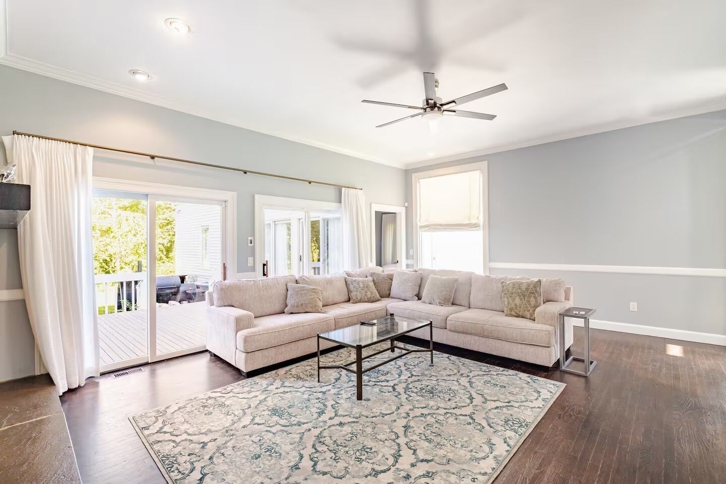 Smart TV, chimenea y libros 