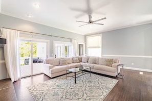 智能电视、壁炉、书