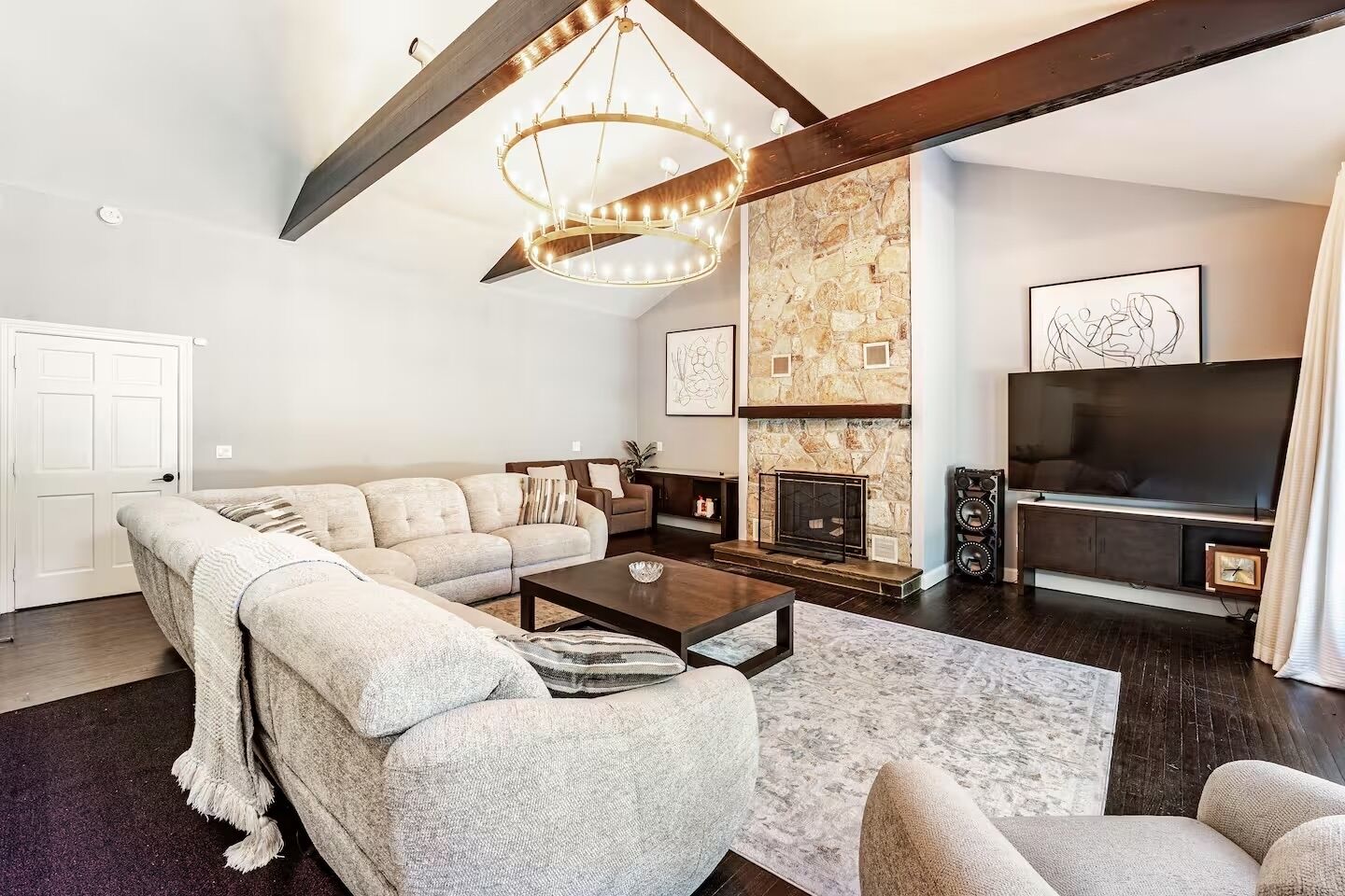 Smart TV, chimenea y libros 