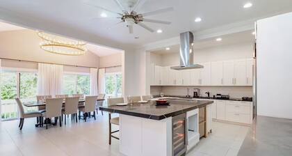 Luxury 6 Bedrooms House