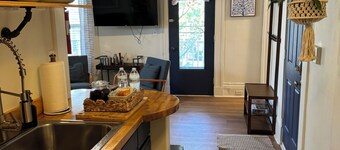 Cozy 1BR Apartment w/ Balcony, 5 Min Walk to Church St & Lake Champlain