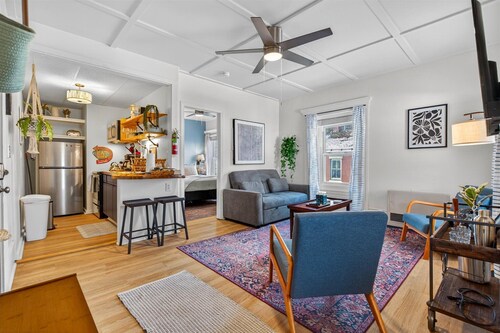 Perfect Burlington Stay – Cozy 1BR w/ Balcony, 5 min Walk to Church St & Lake