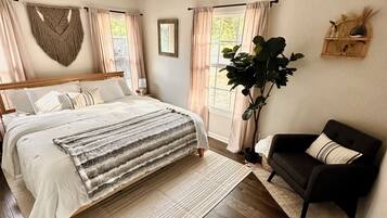 4 bedrooms, desk, iron/ironing board, free WiFi