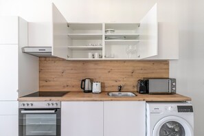 冷蔵庫、電子レンジ、オーブン、コンロ