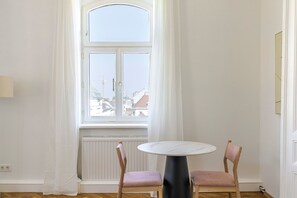 Dining - Blueground | Josefstadt, view, nr Rathaus (Vienna)