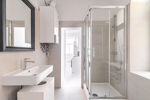 Hair dryer, towels - Blueground | Josefstadt, view, nr Rathaus (Vienna)