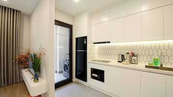 Deluxe Studio | Private kitchen | Full-size fridge, microwave, stovetop, cookware/dishes/utensils
