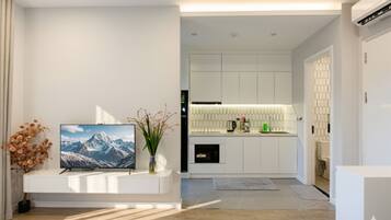 Frigorífic gran, microones i placa de cuina