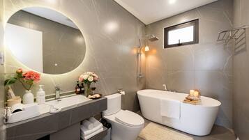Appartement Premium | Salle de bain | Douche, articles de toilette gratuits, sĂšche-cheveux, chaussons