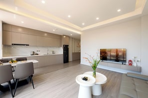 Premium-Apartment | Wohnbereich | Fernseher