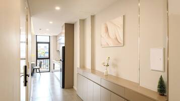 Apartamento Premium | Escritorio, espacio para trabajar con un portátil, cortinas opacas