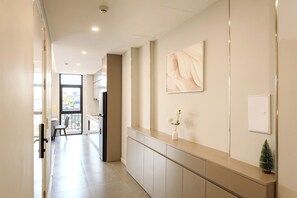 Bureau, espace de travail pour ordinateur portable, rideaux occultants