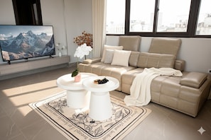 Panoramic-Apartment | Wohnbereich | Fernseher