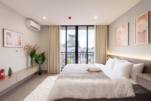 Bureau, espace de travail pour ordinateur portable, rideaux occultants