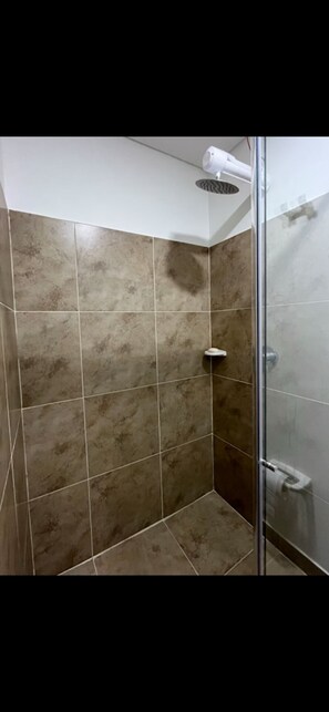 Serviettes fournies, savon, papier toilette