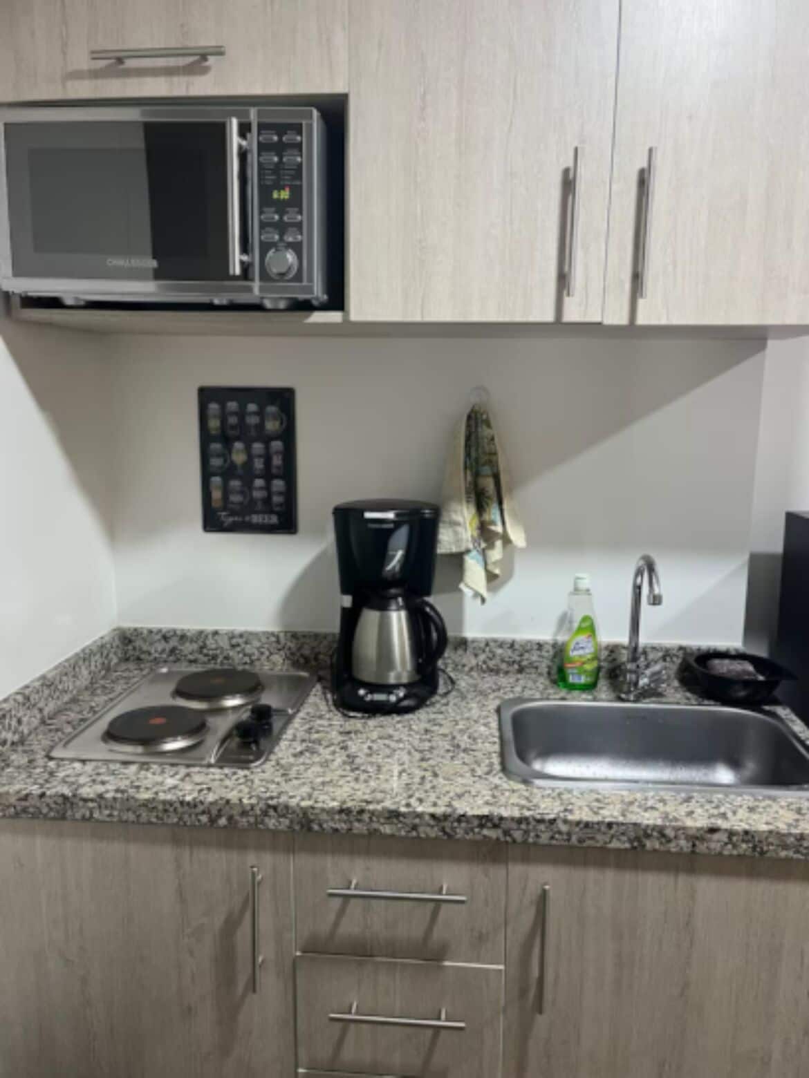 Kylskåp, kaffe- och tebryggare och grytor/köksredskap