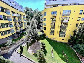 Lägenhet - balkong - utsikt mot innergården | Balkongutsikt