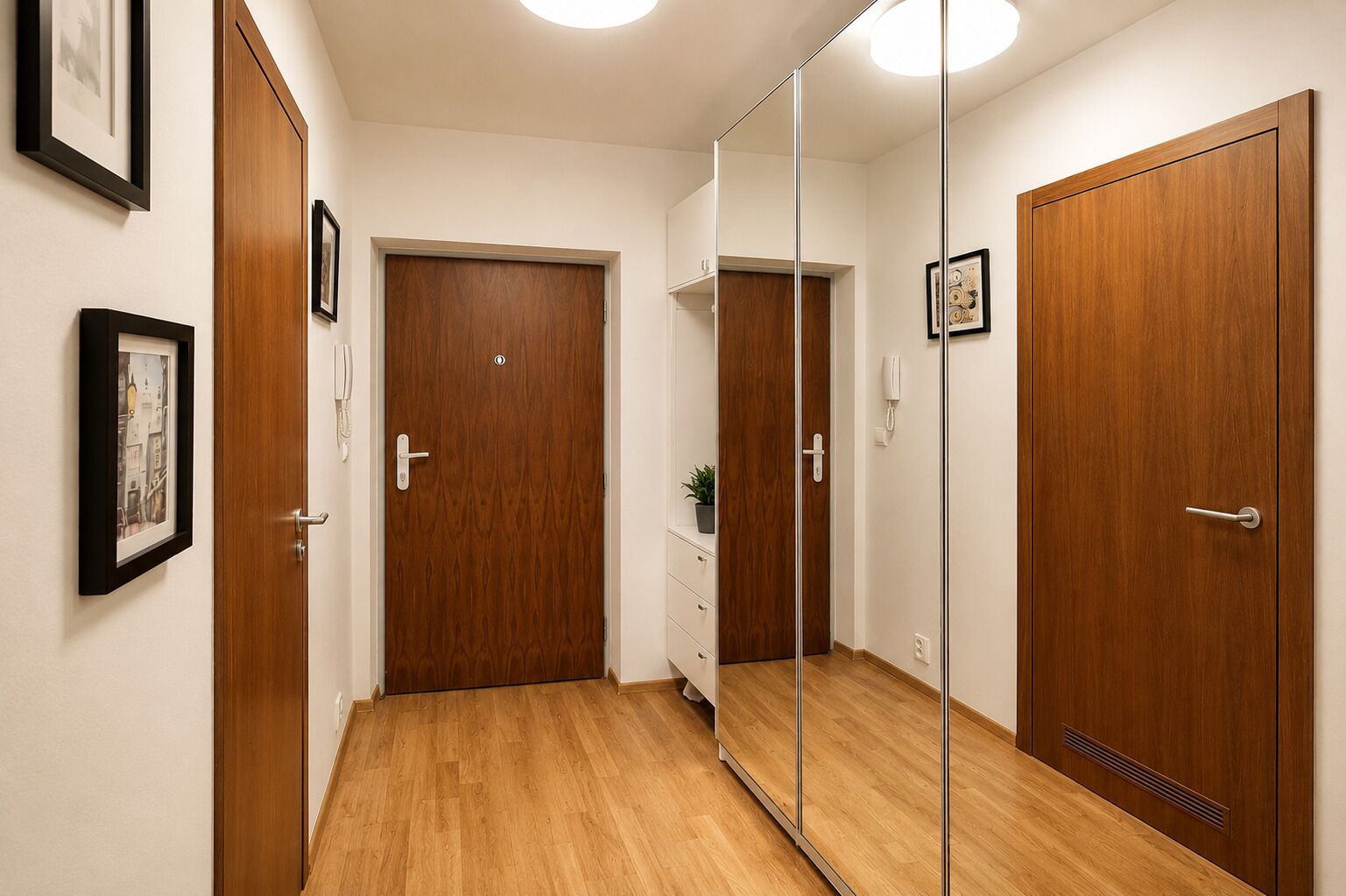 Apartamento, sacada, vista para o pátio | Guarda-roupa