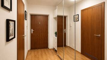 Apartamento, sacada, vista para o pátio | Guarda-roupa