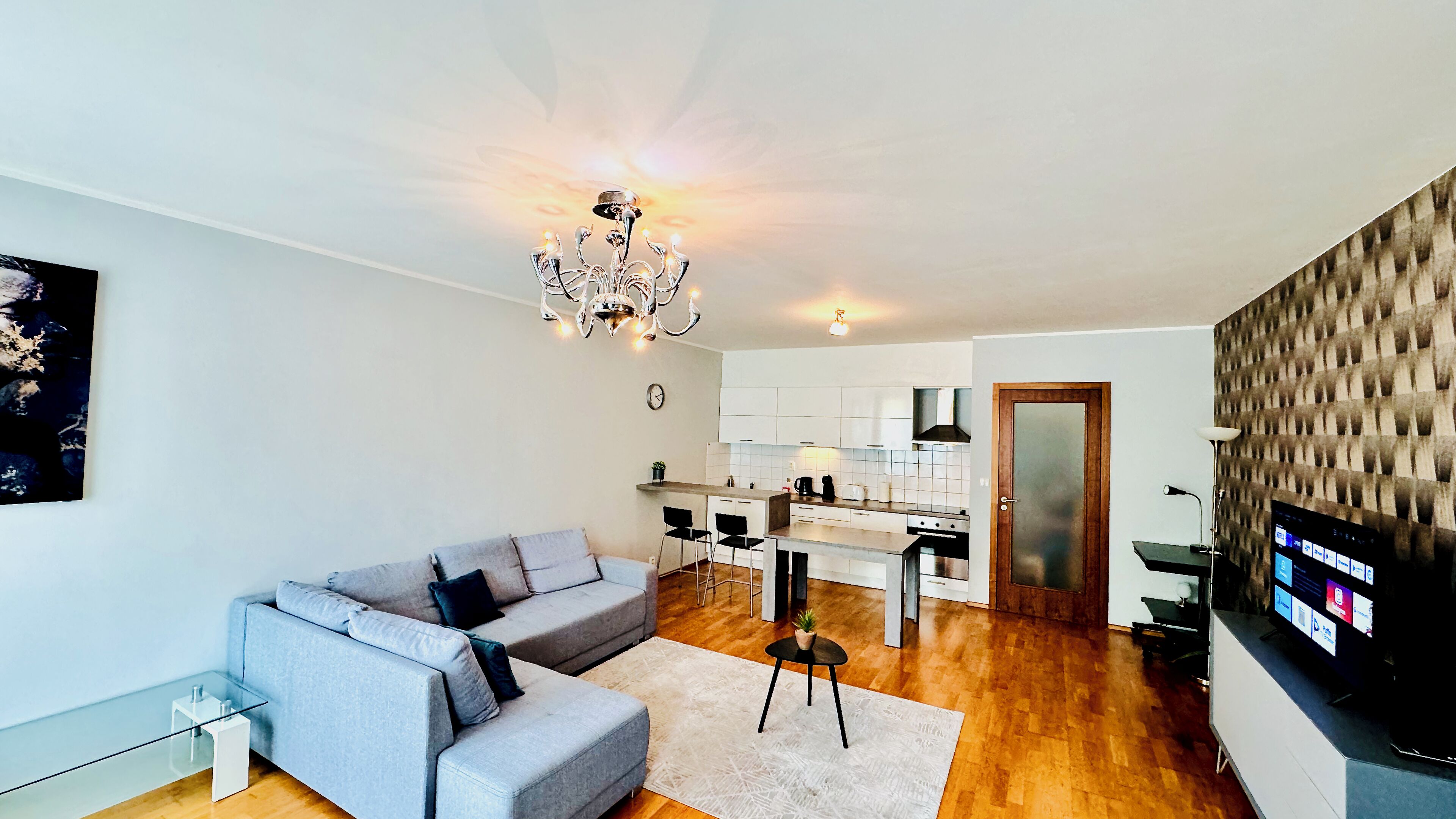 Apartamento, sacada, vista para o pátio | Cortinas blackout, ferros/tábuas de passar roupa, Wi-Fi de cortesia