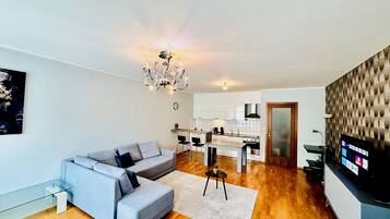 Apartamento, sacada, vista para o pátio | Cortinas blackout, ferros/tábuas de passar roupa, Wi-Fi de cortesia