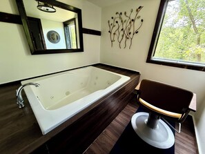 Jetted tub, towels, soap, shampoo