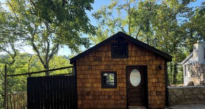 Happy Hideaway in our charming cabin in historic Eureka Springs with jacuzzi tub