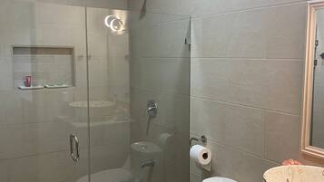 Asciugacapelli, asciugamani, sapone, shampoo