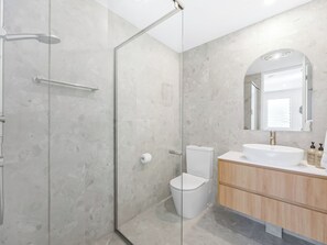 Assecador de cabells, tovalloles, sabó i xampú 