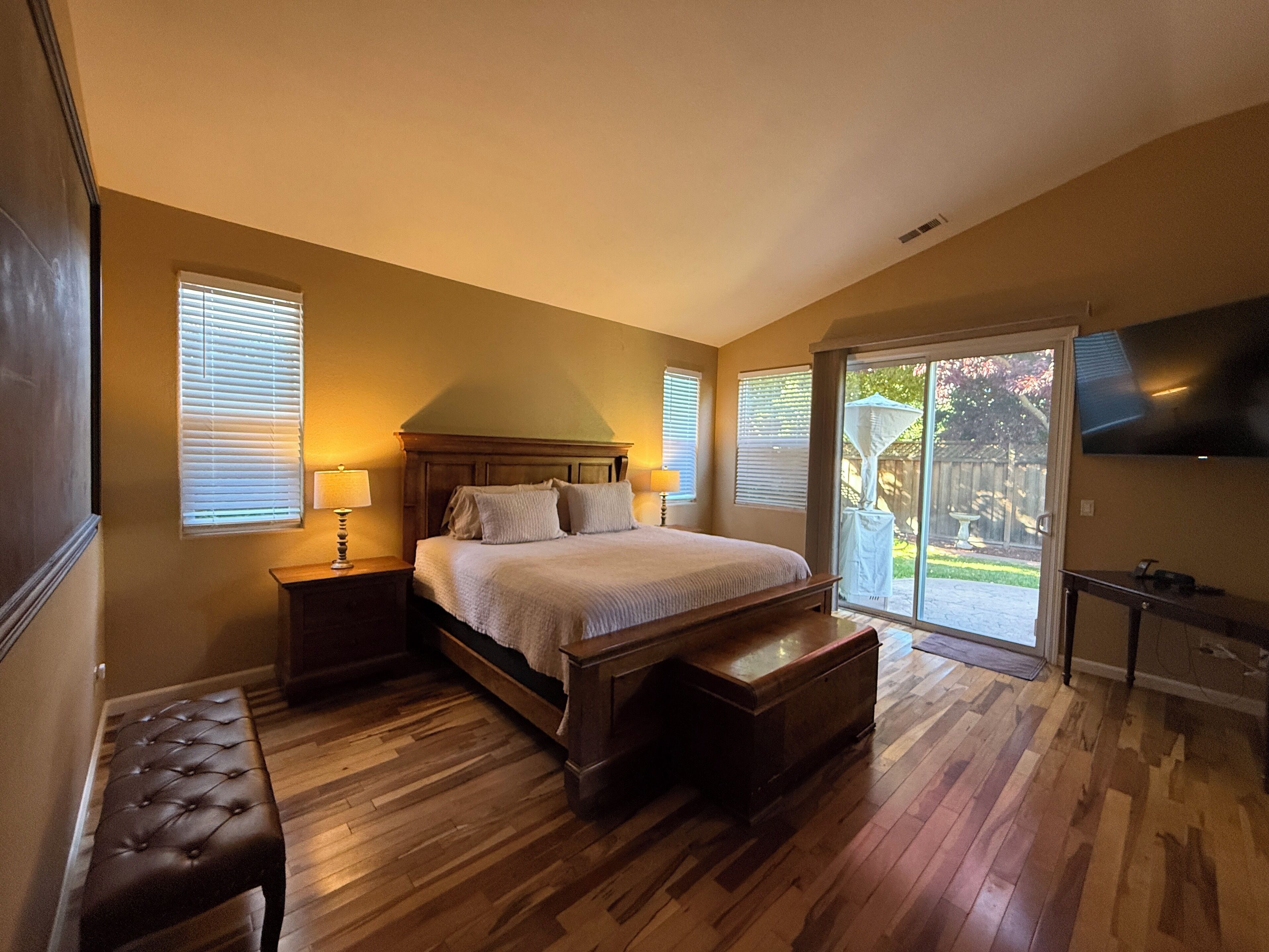 3 dormitoris, planxa i posts de planxar i un bressol de viatge 