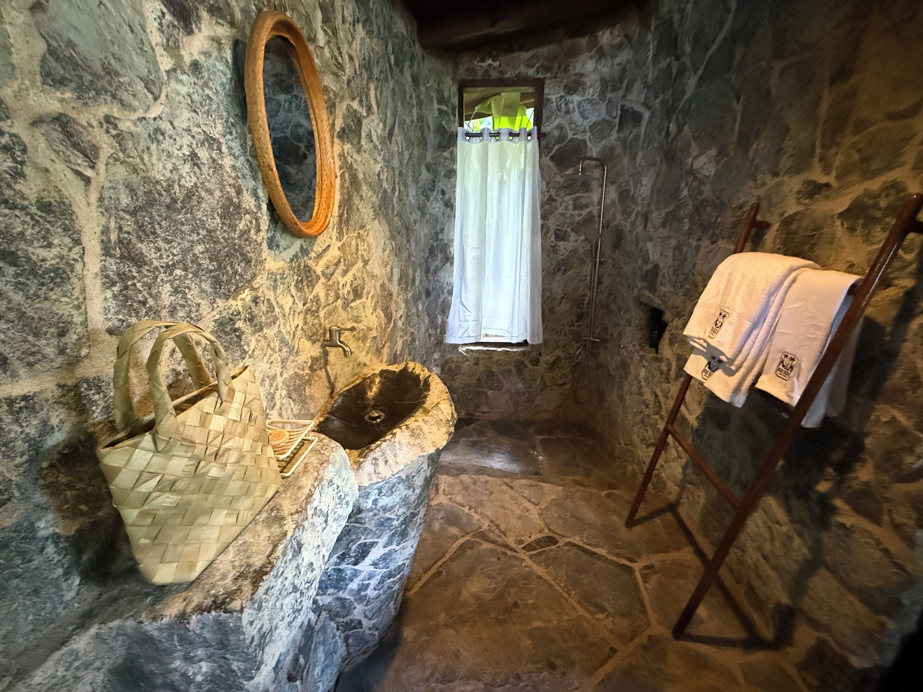 Shower dan tisu toilet