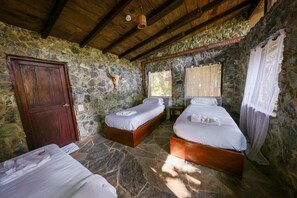 スーペリア トリプルルーム パティオ ガーデンビュー