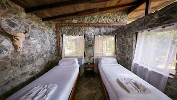 Habitación triple superior, patio, vistas al jardín