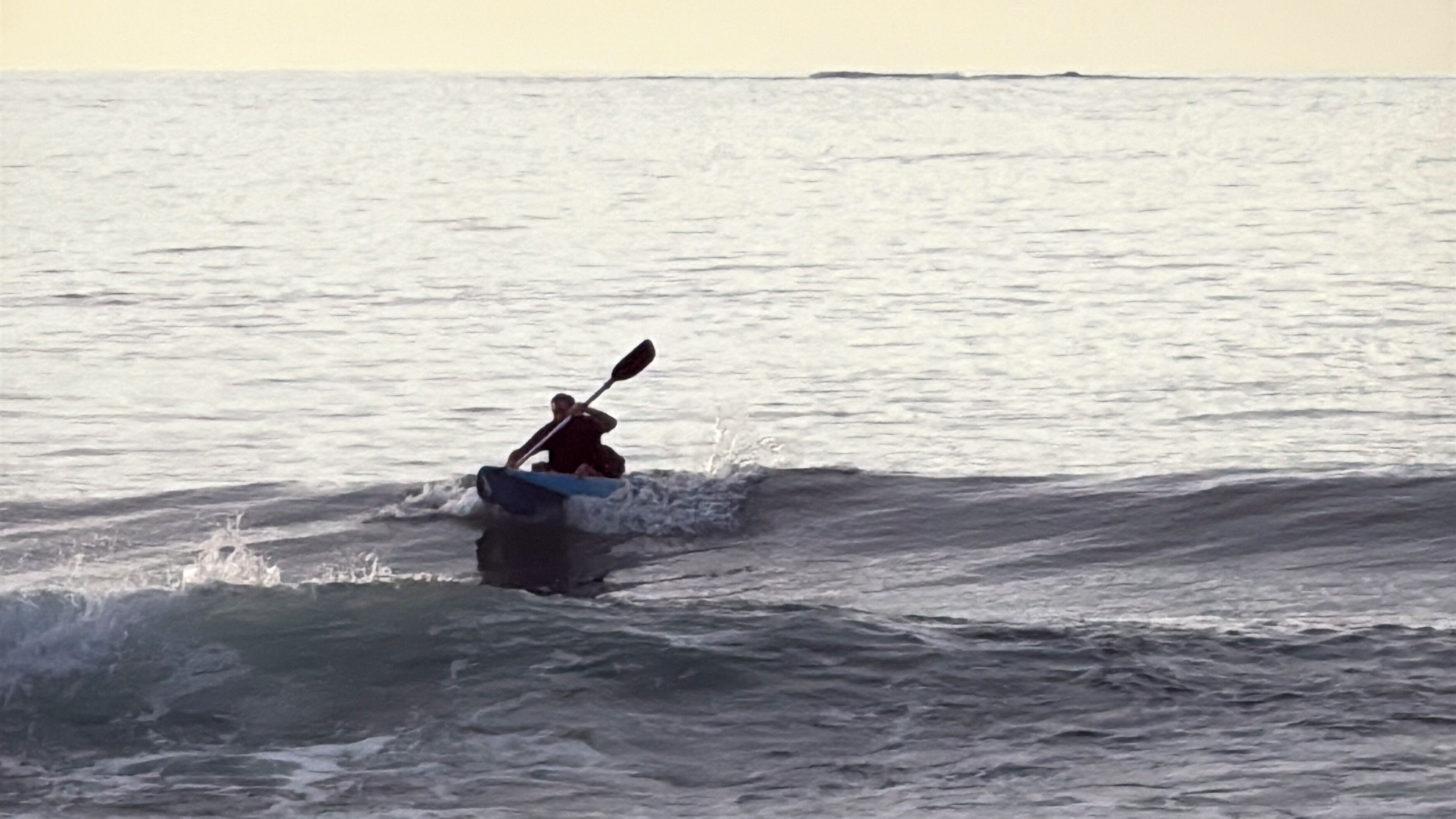Una persona practicando kayak sobre el agua.