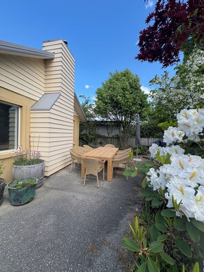 Outdoor dining - Alpine Rose Retreat (Arrowtown)