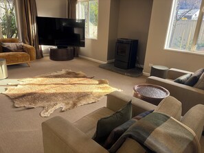 Smart TV, fireplace, books - Alpine Rose Retreat (Arrowtown)