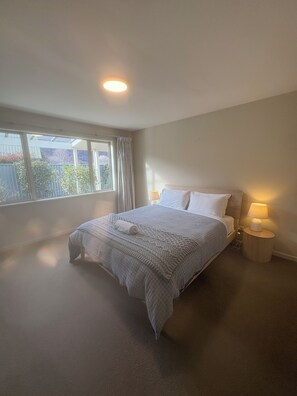 4 bedrooms, iron/ironing board, WiFi, bed sheets - Alpine Rose Retreat (Arrowtown)