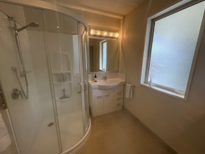 Shower, hair dryer, towels, soap - Alpine Rose Retreat (Arrowtown)