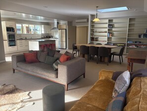 Smart-TV, Kamin, Bücher