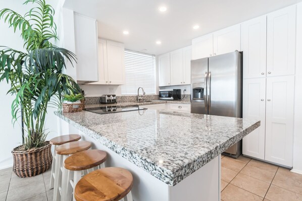 Réfrigérateur, four à micro-ondes, un four, surface de cuisson