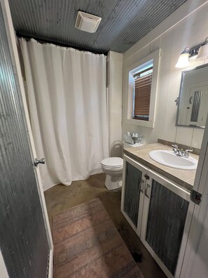 Shower, jetted bath, towels, soap - Luxury 9-BR Estate -- 3 Homes & Cottage on 14 Acres, 10 Miles to Ole Miss (Oxford)