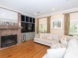 Smart TV, fireplace, video games - Luxury 9-BR Estate -- 3 Homes & Cottage on 14 Acres, 10 Miles to Ole Miss (Oxford)